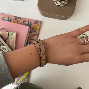 Valentino armband  - Ljusrosa red valentino armband! Låda + kvitto finns kvar. Nypris 2000kr 