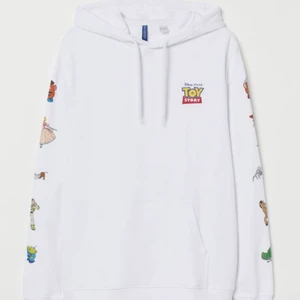 Toy Story Hoodie - En vit toy story hoodie som endast är använd 2 gånger. Storlek L, funkar som en stor oversized hoodie. ”Killhoodie” men funkar galant till tjejer med.