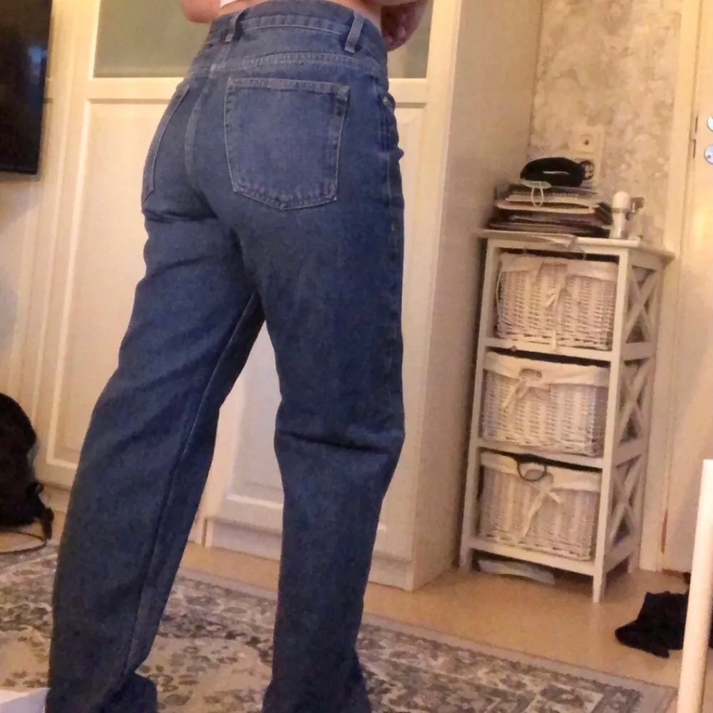 Snygga baggy jeans men som ej kommer till användning. Är 159 cm men är smått långa för mig🤎. Jeans & Byxor.