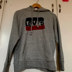 Levi’s clothing - Såpass ny & oanvänd Levi Hoodie som bara legat i garderoben, st M😎