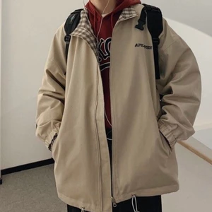 Jacka - Beige jacka som även kan användas ”ut och in”. Storlek M.  Använd 1-2 gånger. Köparen står för frakten. Skicka gärna ett meddelande om du vill ha fler bilder eller har några frågor!