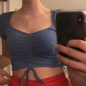 Blå sommar topp🦋 - Säljer denna jätte fina sommar topp. Den är oanvänd och sälja då jag tappat bort kvittot. Storlek S, säljer för 70kr🥰 om du är intresserad så betalar du för både frakten och tröjan!