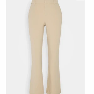 Kostymbyxor beige - Byxorna heter ONLROCKY MID FLARED PANT - Tygbyxor från ONLY. Dom är i strl M men passar även S. Köpta för 399 kr och endast provade hemma. 