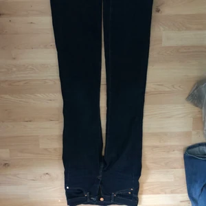 7 for all mankind Lågmidjade jeans  - 7 for all mankind lågmidjade jeans i strl 24. Säljs för att de är för små för mig. Jag köpte de på Sellpy så de är använda innan jag köpt de men fortfarande i väldigt fint skick! 