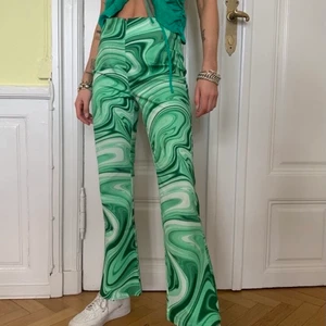 Hosbjerg byxor, aldrig använda  - Storlek S, höga i midjan och lite flared nertill! 