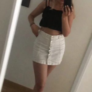 Jeans kjol - Säljer denna fina jeans kjol då den inte kommer till användning längre💕 den är i storlek 40 men skulle säga att den passar mer 36/38