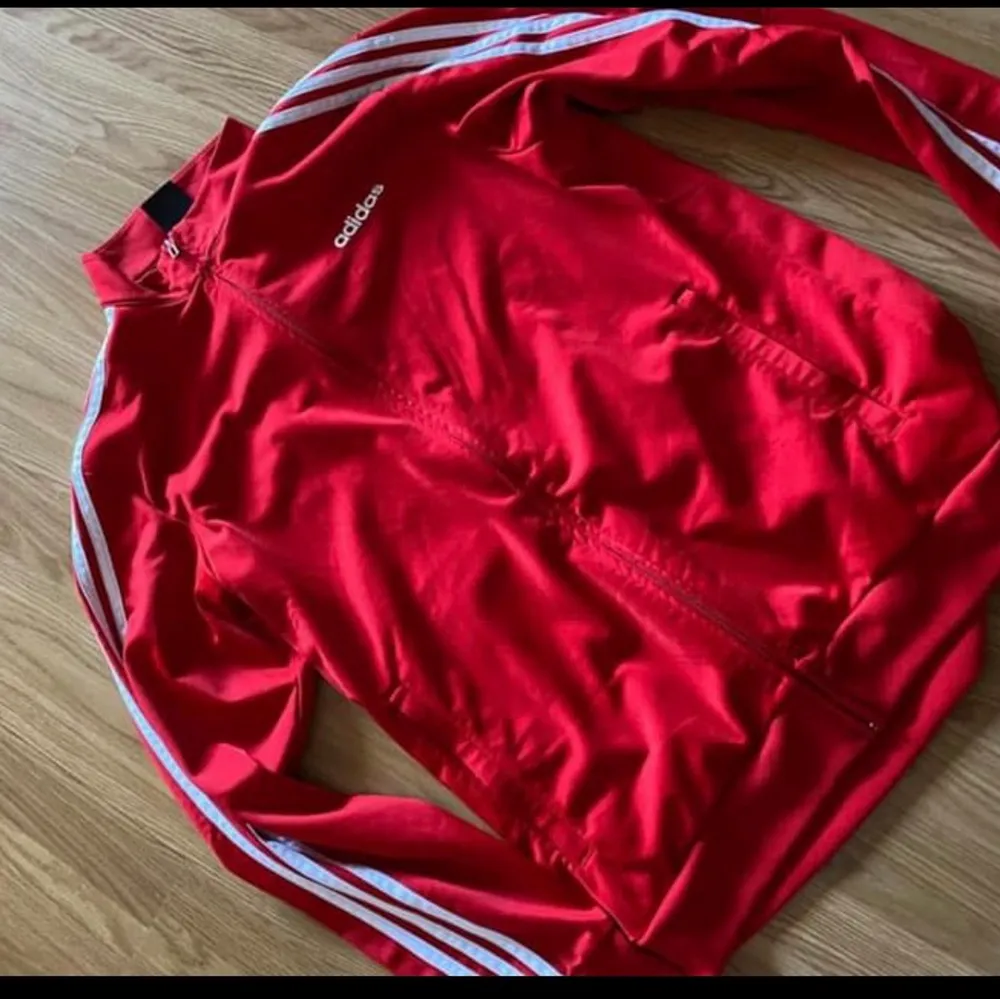 Säljer en oanvänd röd Adidas tröja pga att jag beställde två stycken. Tröjor & Koftor.