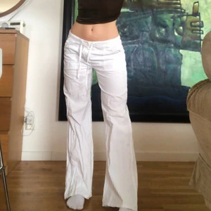 Linnebyxor - Säljer dessa  byxor köpte second hand. Står oxxo på lappen. Skulle säga att de är i storlek s. Jag är 164cm❤️ fraktar för 50kr eller 70kr (spårbart). Kan också mötas upp i Stockholm:) BUD ÄR BINDANDE!!