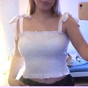 Vit sommartopp - Jätte fin topp perfekt till sommaren. Kommer från Gina Tricot. Toppen är i bra skick har används en gång🤍 Köparen står för frakten😊