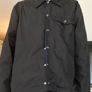 our legacy - Fin jacka nu till våren.                                          Storlek 48                                                           Skick 7-8/10.                                                       Ny pris närmare 2000 kr.                                   Pris 1200 + 63 kr frakt.                                      Finns i Stockholm för meetup 