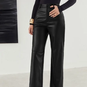 Läderbyxor - Snygga raka skinnbyxor, svinsnygga men passade inte riktigt mig :( skriv om ni vill ha fler bilder, så fixar jag ;) STORLEK: S 💕💞