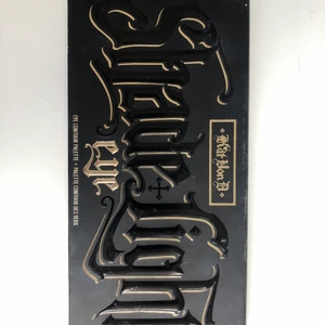 Kat von D palette - Har endast testat vissa av färgerna men har inte fått användning av den. Nypris är ca 450kr tänkte sälja för 200kr