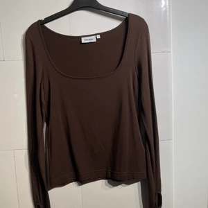 Topp från weekday storlek M - Knappt använd så i mycket bra skick. 165 kr med inkluderad frakt 