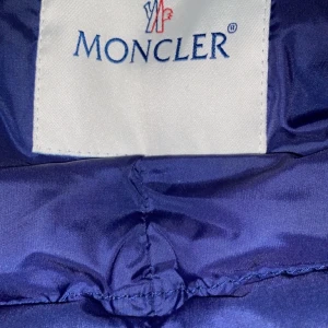 Moncler väst - Säljer denna moncler väst i superfint skick. Nypris 5400kr ungefär. Jag vill sälja denna för 3000kr. Tar endast kontanter möts i sthlm endast pga min swish ej funkar för tillfället. Passar en S större och  M. Kvitto finns ej men den är äkta.😊