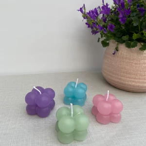 Ljus - Små bubbel ljus 29kr st + frakt  Utan doft Finns i lila, blå, grön och rosa Frakt 1 ljus 15kr 2-3 ljus 28kr 4 eller mer 48kr