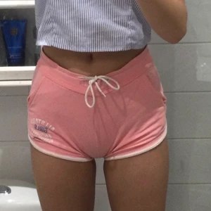 Skjorts  i stl S - Detta är typ dem bekvämaste skjortsna man kan hitta. Ett par rosa och vita skjorta som är allmänt bekvämt.