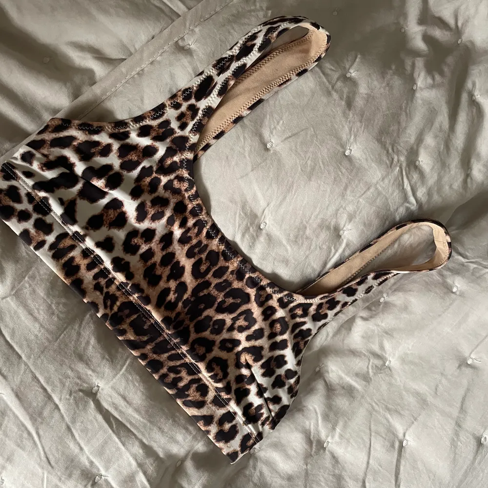 Säljer denna bikiniöverdel i leopardmönster! Vill minnas att den är i storlek 34/XS❤️ från H&M. Övrigt.