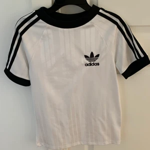 Adidas t-shirt - Säljer en adidas t-shirt, storlek xs, passar en s också! Fint skick, inga fläckar eller skador 
