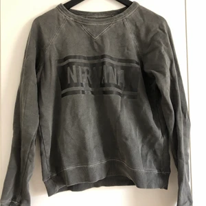 Tjocktröja från Zadig! - Grå tjocktröja med trycket ”Nirvana” från Zadig! Storlek M, bra skick, säljes för 200 kr. Kan mötas i Linköping, eventuellt Stockholm, annars står köpare för frakt