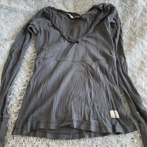 Odd Molly tröja  - Säljer en långärmad Odd Molly topp i en snygg mörkgrå färg. Har varit min favorittröja men har inte använts på länge därför säljer jag den nu, tröjan är i väldigt bra skick och kvalitet. Är i storleken 0 vilket motsvarar XS men passar även en S. Köptes ny för ca 800kr. 