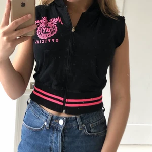 Tröjväst i stl XS/S - En söt liten tröjväst med rosa band och en svart färg. ❤️❤️Den har används fåtal gånger och hoppas att någon vill köpa den.