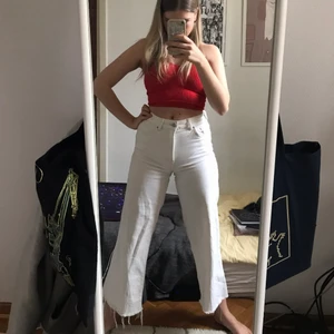 Vita culottes i jeanstyg från h&m - Supersnygga vita jeansculottes som är avklippta längst ner (köpta så). Säljer pga för små. Frakten är inkluderad i priset. Det är bara att skriva om du har några frågor eller vill se fler bilder ✨