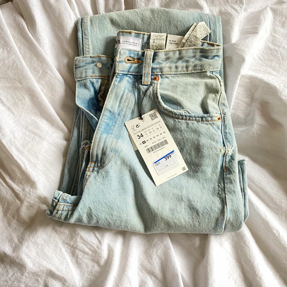 Blå jeans från zara med prislappen på. Alldrog använda då dom var för små och jag inte kunde lämna tbx dom. Jätte fina och har passform för längre men man kan också klippa av dom då dom redan är avklippta. Köparen står för frakt💙. Jeans & Byxor.