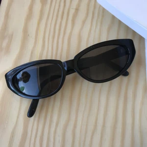 Solglasögon - Snygga svarta solglasögon får man ju helt enkelt aldrig nog av 🌞🦋