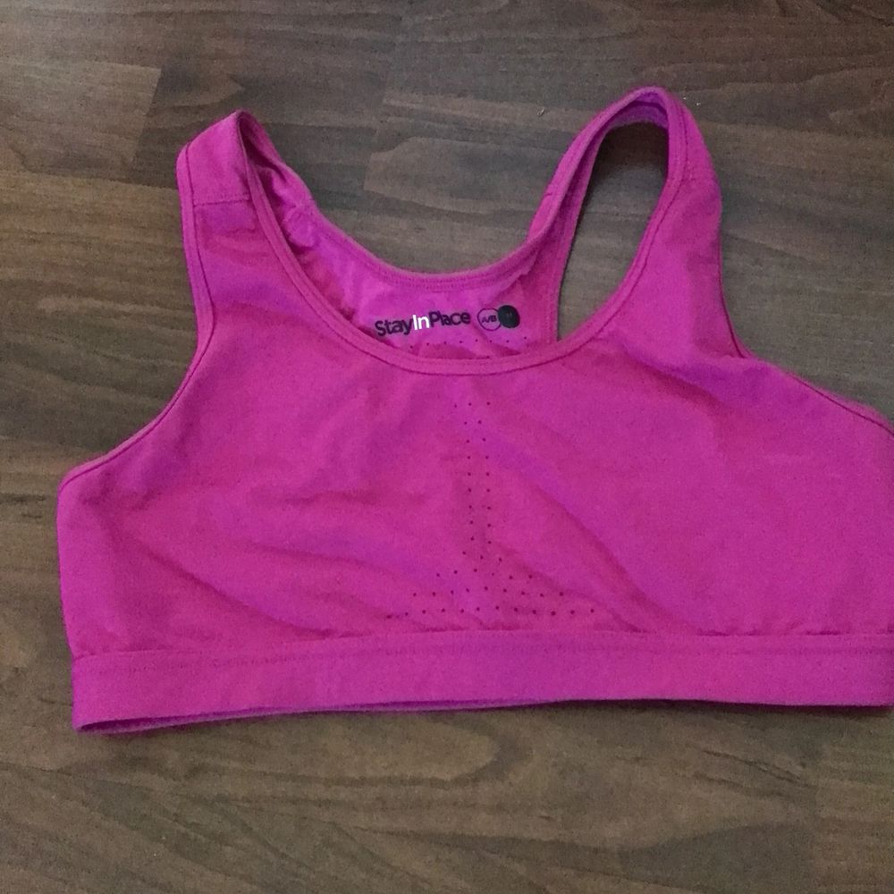 En sport-bh i färgen rosa den är en M passar både en A/B kupa💕. Övrigt.