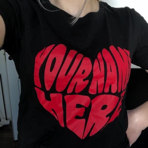 T-shirt, storlek xs  - Svart T-shirt med tryck, köpt från Gina tricot, använd ca 4 gånger 