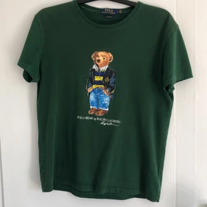 ralph lauren Bear t-shirt grön - Min ralph lauren i grön färg. Lite trvättat tryck men annars bra skick