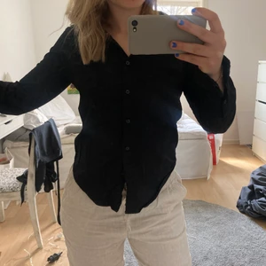 Super snygg svart skjorta 🥂 - En super snygg svart skjorta i storlek 34! Tyvärr måste jag sälja den då den inte passar mig🐻