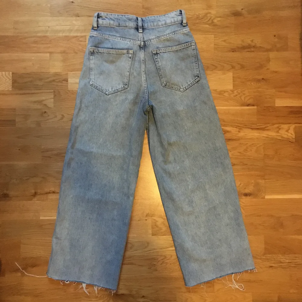 Ljusa jeans i väldigt fint skick nästan nya! Använt väldigt få gånger. Behöver sälja pga för små så jag hoppas dom får en ny ägare som älskar dom lika mycket som jag! 🥰Storlek 36✨ kan mötas i Stockholm eller frakta, då betalar köparen för frakt kostnaden💓. Jeans & Byxor.