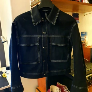 Vår jacka - Jättefin vårjacka från monki🌸 Den har använts kanske två gånger sen den köptes pga att jag inte tyckte den passade min stil. Det är ett skönt material som är ganska tunt och lätt. Storleken är 36. Går att frakta eller att vi möts upp I Stockholm eller Västerås🌼