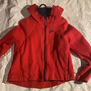 En röd Nike tröja i storlek 156-166 (13-15år) 
