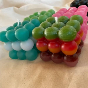 Ljus - Ljus i olika färger och kombinationer! Stora ljus enfärgad: 59kr, stora ljus flera färger: 99kr, små ljus enfärgad 29kr och tvåfärgad 39kr. 