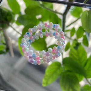 Ring🌱 - Ring i pastellfärger💜 Gjord med seed beads och nylontråd (ej elastisk). Säljer för 15kr/styck!