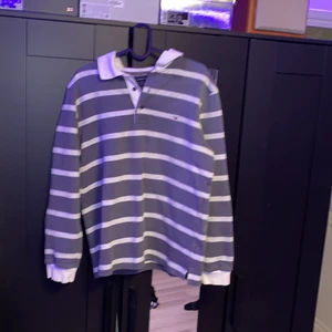 Tommy hilfiger rugby polo - inga defekter. växt ut den