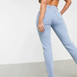 Jeans från asos, storlek 28/32. Passar M men även S om man vill ha pösigare modell.  - Jeansen är endast testade men för stora på mig som har storlek S. Retunerade aldrig därav säljer jag dem.
