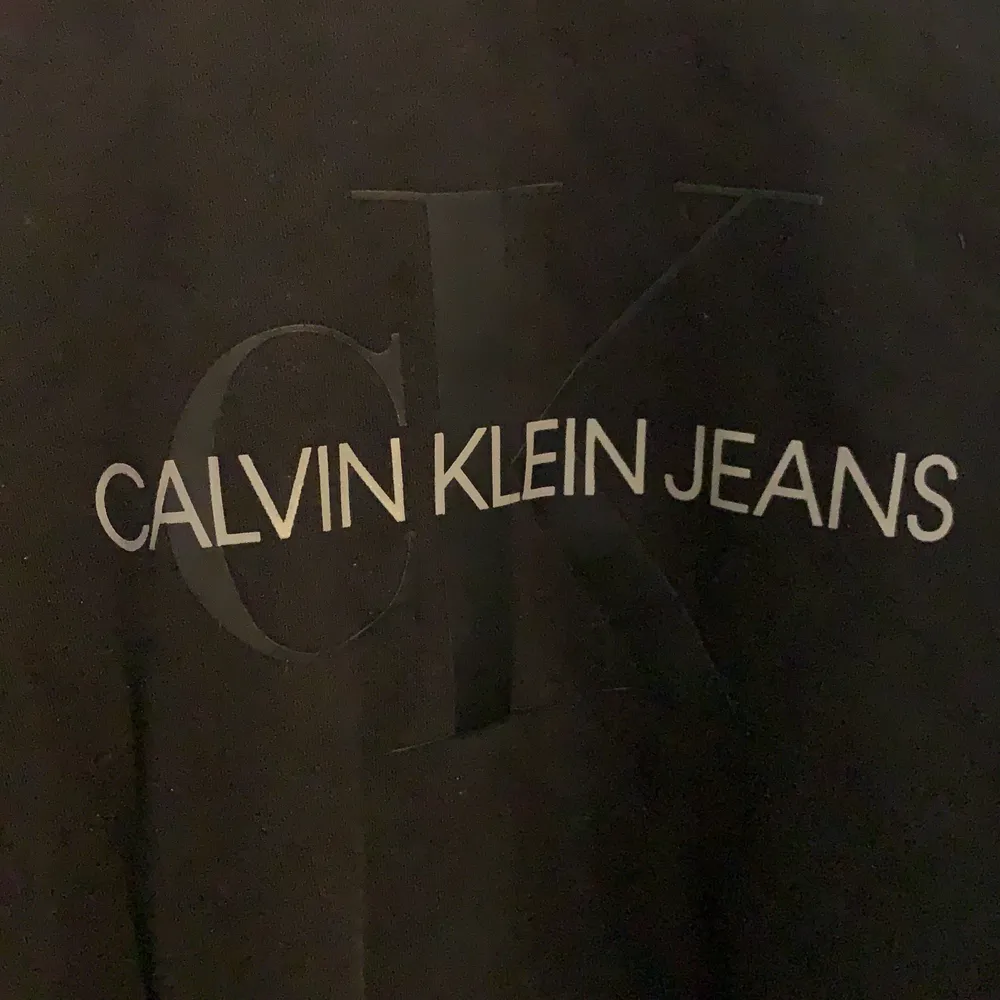 Säljer min jättefina calvin Klein tröja som inte kommer till användning. Frakt ingår ej. Hoodies.