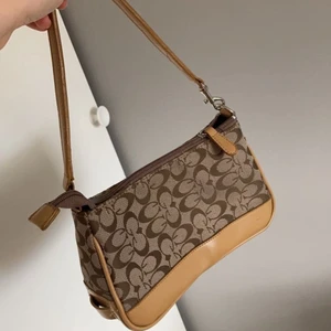 Vintage Coach väska - Säljer en fake väska från Coach som jag köpt second hand. Den är fräsch på både insidan och utsidan och ser äkta ut. 