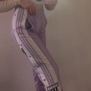 Adidas byxor - Köpte för 1100 kr men aldrig använt dem, storlek s/xs💗 kan mötas upp om du bor i närheten