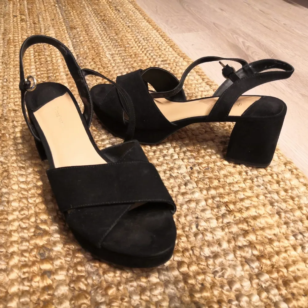 Black high heels from stradivarius. Only used once. . Skor.