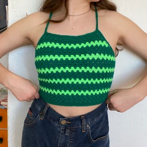Virkad grön topp - Topp som jag virkat själv. Grön och skön! Knyts i ryggen och kan därför passa mellan XS-M och kanske även L men då kommer partiet med snörning i ryggen bli lite större. Visas på en strl S på bilderna. 250 kr + frakt. Bara att höra av sig vid frågor!💓