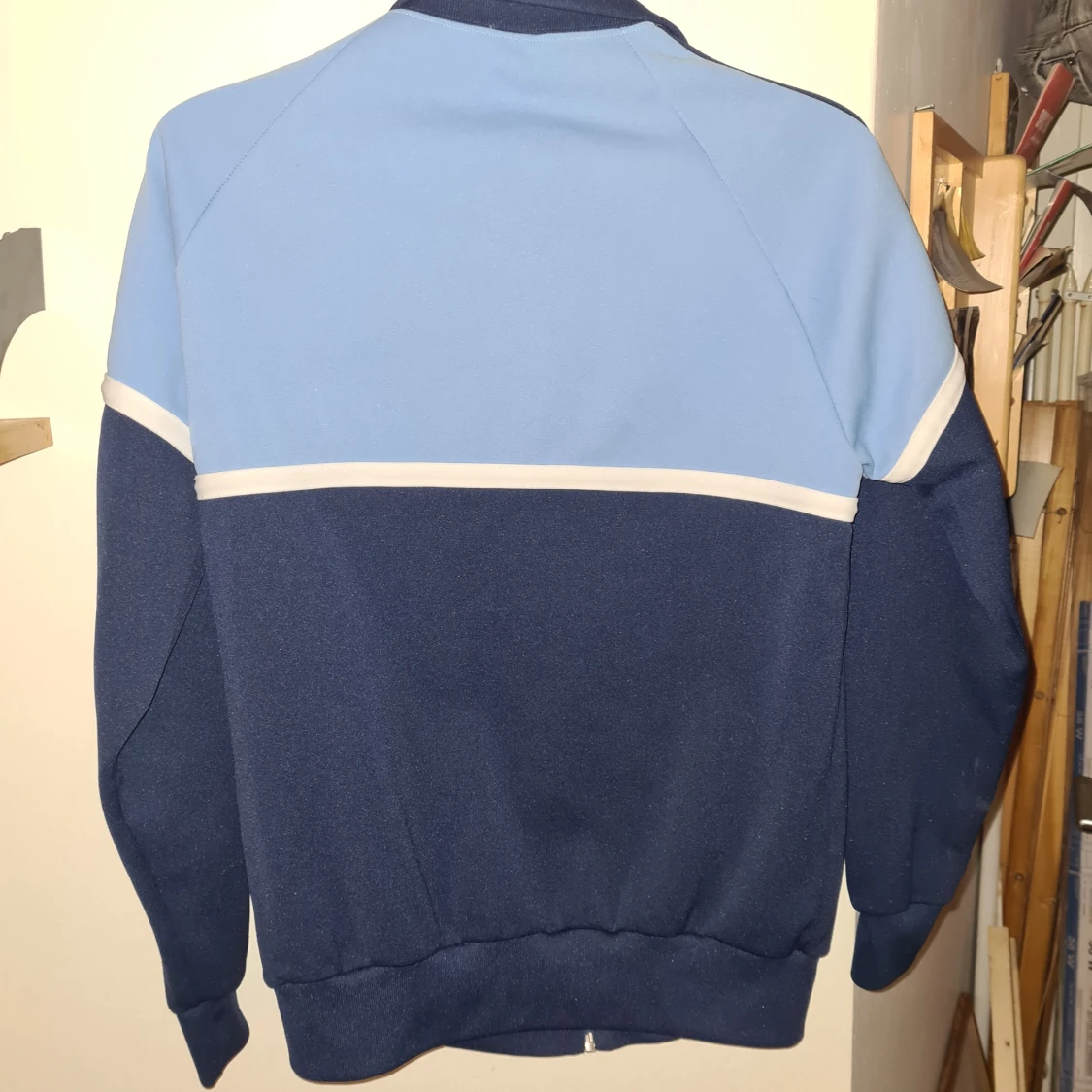 Adidas tröja med dragkedja , fickor. Mörk/ljusblå  - 90