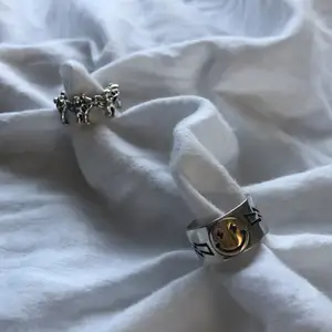 Säljer min favorit smiley smiley ring samt en ängla ring från 90 talet! Båda ringarna är justerbara och sitter perfekt på fingrarna! Ordinarie pris på smiley ringen är 120kr! Men säljer båda för 80kr st