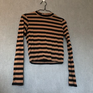Sommarens topp i brunt & svart - • Superfin topp med liten krage, mjuk & skön. Matchas lätt med det mesta! • Storlek: XS, följer kroppen fint • 95% lyocell & 5% elastan • Knappt använd, fint skick! Legat nerpackad en längre tid så upptvättning rekommenderas. • +Frakt: 51kr/24kr 