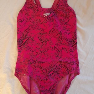 Baddräkt  - Jag säljer denna helt oavända baddräkten då ja köpt fel stolek, den är endast testad o såklart tvättat därefter