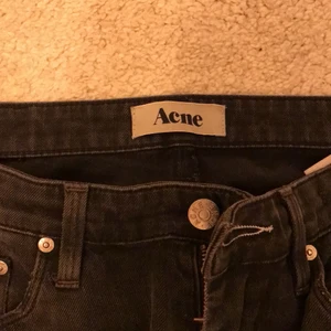 ACNE jeans - Svarta låg midjade acne jeans, fint skick! Använda få tal gånger. Sitter åt de baggy hållet. 