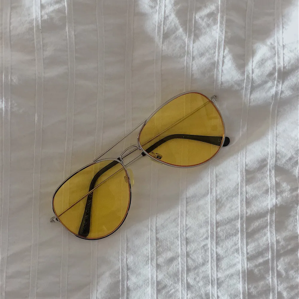 Coola gula glasögon från weekday! Nice inför när festivalerna drar igång;). Accessoarer.